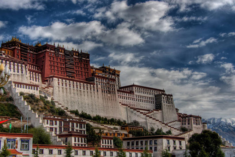 无人,宫殿,横图,室外,白天,仰视,建筑,布达拉宫,中国,云,首都,历史,拉萨,西藏,树,天空,地标建筑,摄影,中国文化,东亚,东亚文化,西藏自治区,低角度拍摄,旅行