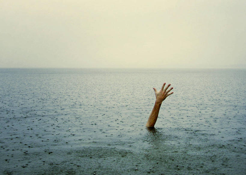 手,一个人,举,横图,通讯,水下,海洋,水,巴西,美国,地平线,水平线,天空,托,南美,人体,摄影,奋斗,部分,北美,北美洲,溺水,不幸,显现,努力,美洲,问题,万里无云,南卡罗来纳州,北亚美利加洲,亚美利加洲,南卡罗来纳,扇榈之州,矮棕榈之州,四肢,无望,危险,手臂,举起,举手,举着,向上举,向上伸,向上托,美利坚合众国