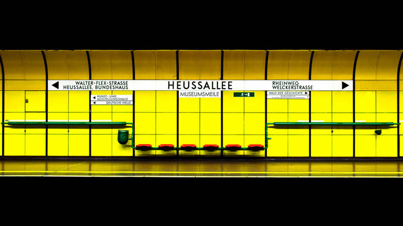 无人,横图,室外,通讯,家具,指示牌,车站,德国,欧洲,标志,文字,墙,地铁站,方向,标识,箭头,座位,运输,摄影,指导,指向,西欧,中欧,德意志联邦共和国,簇,北威州,北莱茵.威斯特法伦州,波恩,莱茵兰.普法尔茨州