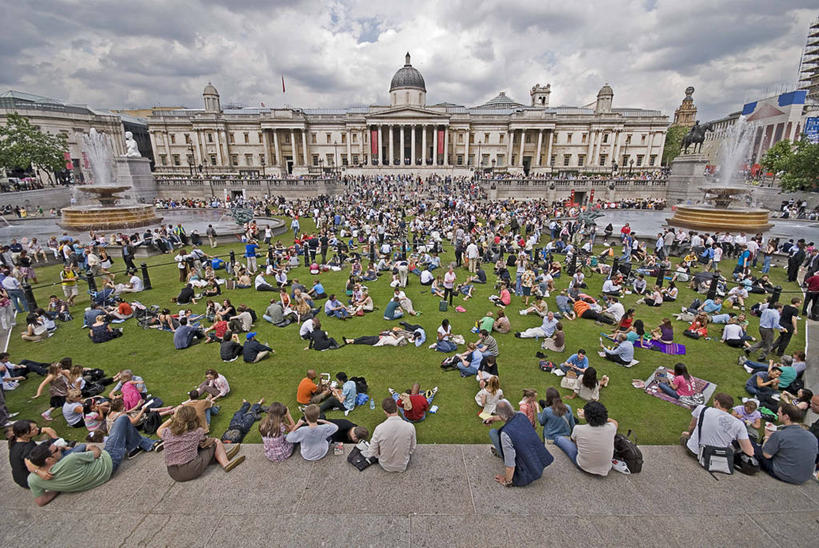 人群,公园,坐,横图,室外,白天,城市,建筑,喷泉,英国,欧洲,伦敦,朦胧,模糊,云,野餐,首都,许多人,天空,地标建筑,一群人,摄影,西欧,圆顶建筑,北欧,大不列颠,威斯敏斯特市,英国文化,特拉法尔加广场,大不列颠及北爱尔兰联合王国,大不列颠及爱尔兰联合王国,雾都,休闲活动,旅行,大不列颠王国,大英帝国,联合王国,日不落帝国