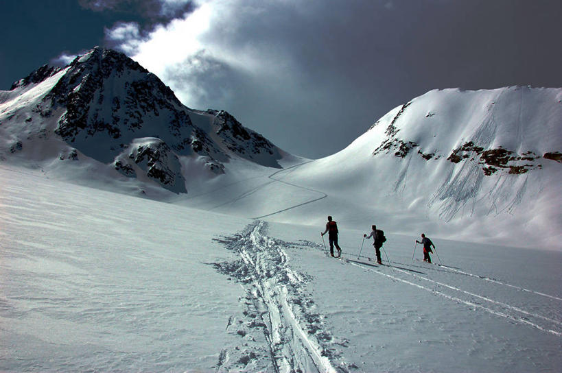 三个人,横图,室外,白天,仰视,度假,友谊,山,雪,瑞士,朦胧,模糊,包,云,拿着,休闲装,车,背面,衣服,风景,天空,自然,交通工具,摄影,滑雪杖,雪橇,环境,运送,载具,雪橇车,背包客,中欧,提契诺州,滑雪运动,休闲活动,步行,低角度拍摄,旅行,月