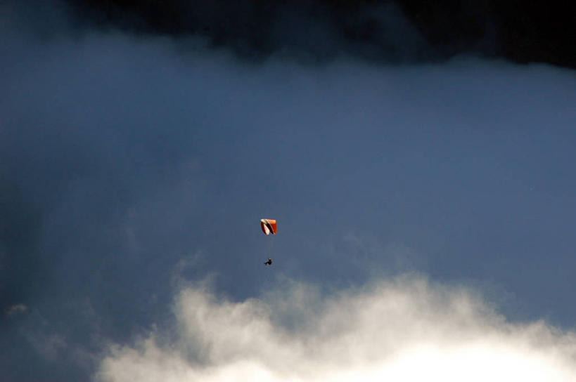 一个人,横图,室外,白天,仰视,自由,运动,降落伞,瑞士,朦胧,模糊,云,半空,着陆,天空,摄影,登陆,享乐,载具,下降,降落,中欧,技能,航空工具,减速器,无忧无虑,冒险,休闲活动,低角度拍摄