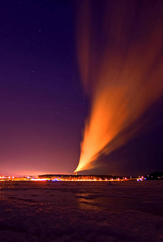 无人,工厂,竖图,室外,夜晚,运动,烟囱,滑冰,湖,雪,城市,环保,反射,冬天,光亮,天空,发电站,摄影,大熊座,星座,能源,污染,照亮,回收,资源,利用,低碳,循环,工业建筑,持续,空气污染,冒险,旅行