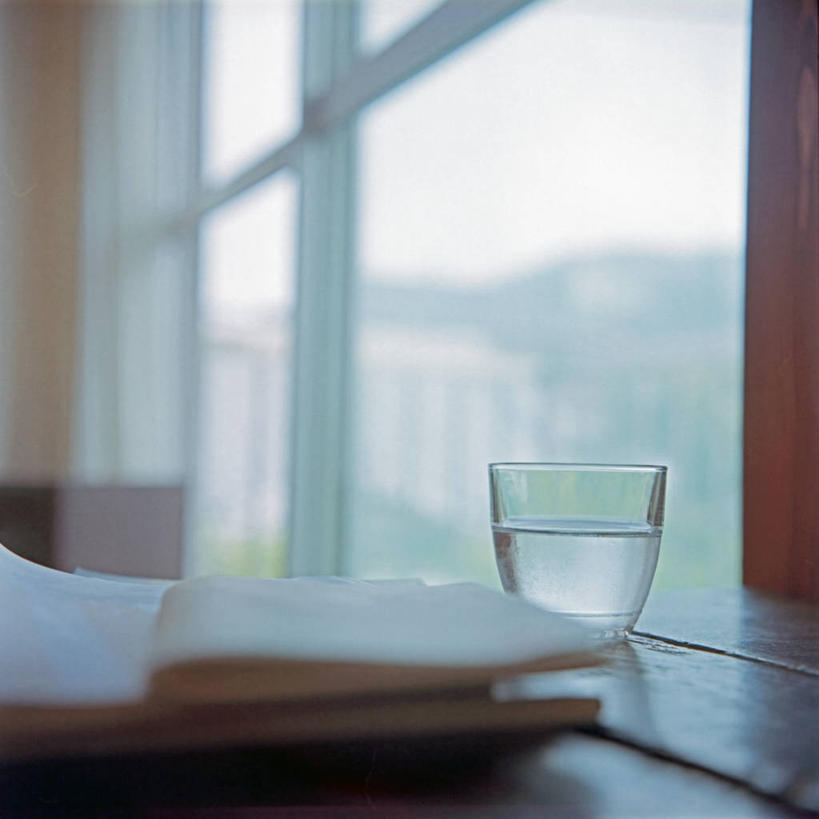 无人,方图,室内,白天,窗户,餐具,日本,关东地区,神奈川县,饮用水,饮食,冷饮,打开,摄影,开启,东亚,玻璃杯,书