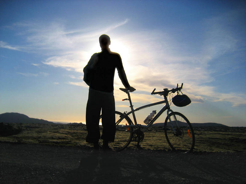 一个人,站,横图,室外,旅游,度假,美景,自行车,欧洲,冰岛,朦胧,模糊,景观,云,水瓶,拿着,娱乐,天空,自然,黄昏,瓶子,享受,休闲,景色,放松,运输,摄影,自然风光,北欧,剪影,逆光,冰岛共和国,冒险,休闲活动,独处