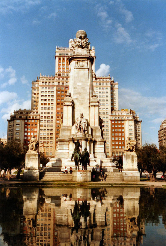 无人,竖图,室外,白天,旅游,度假,建筑,喷泉,雕塑,西班牙,欧洲,反射,标志,雕像,符号,云,纪念碑,首都,历史,标识,西班牙广场,天空,马德里,摄影,南欧,马德里省,伊比利亚半岛,西班牙王国,马德里自治区,性别符号,塞万提斯纪念碑,旅行,男性符号