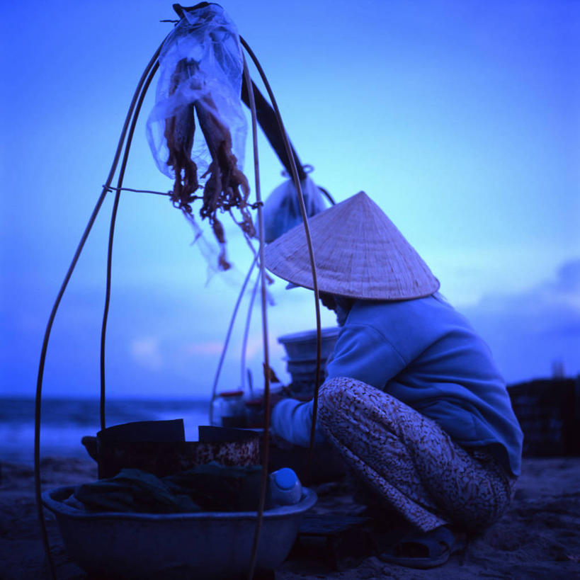 一个人,蹲,方图,室外,侧面,渔业,越南,朦胧,模糊,草帽,食品,休闲装,衣服,黄昏,摄影,东亚文化,印度支那,海产