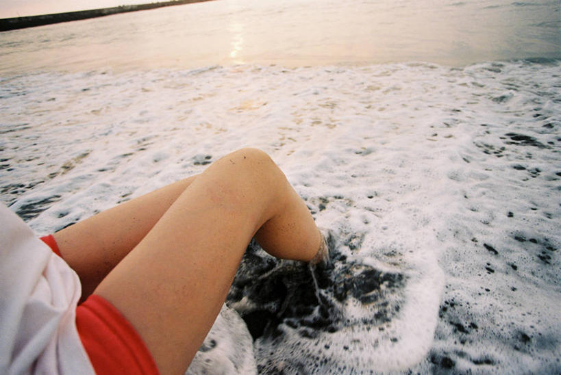 成年人,一个人,坐,横图,俯视,室外,特写,白天,度假,自由,海浪,海洋,水,台湾,仅一个女性,涉水,休闲装,衣服,休息,放松,摄影,享乐,东亚,高雄,无忧无虑,海滩,高角度拍摄,旅行,浸渍