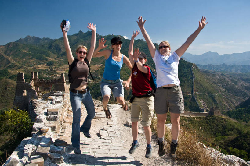 成年人,头发,一个人,四个人,人群,跳,举,横图,室外,白天,友谊,山,山脉,建筑,帽子,北京,长城,仅一个年轻女性,仅一个女性,仅一个人,阴影,短裤,包,背心,首都,半空,大喊,拿着,休闲装,历史,衣服,自然,太阳镜,地标建筑,看,托,金色,鸭舌帽,活力,摄影,动作,环境,运送,中国文化,背包客,北京市,司马台,年轻女性,女人,女性,年轻人,上装,举起,举手,举着,向上举,向上伸,向上托,旅行
