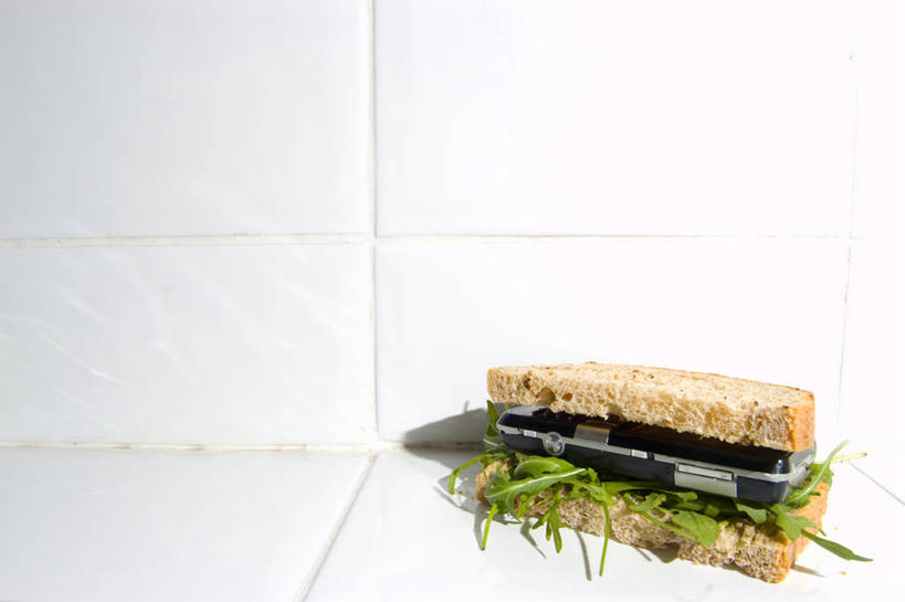 面包,无人,横图,室内,白天,通讯,手机,英国,瓷砖,三明治,小吃,装饰物,摄影,北欧,无线电技术,想法,电话机