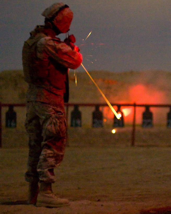 成年人,一个人,站,竖图,室外,夜晚,工作服,制服,安全,激光,射击,伊拉克,仅一个男性,士兵,朦胧,模糊,军事,枪支,头盔,防护,武器,摄影,保护,准确,中东,练习,威胁,照明设备,瞄准,军服,保险,防护服,机关枪,军队,军训,机敏,保全,周全,安稳,安定,工作制服,平安,工作套服
