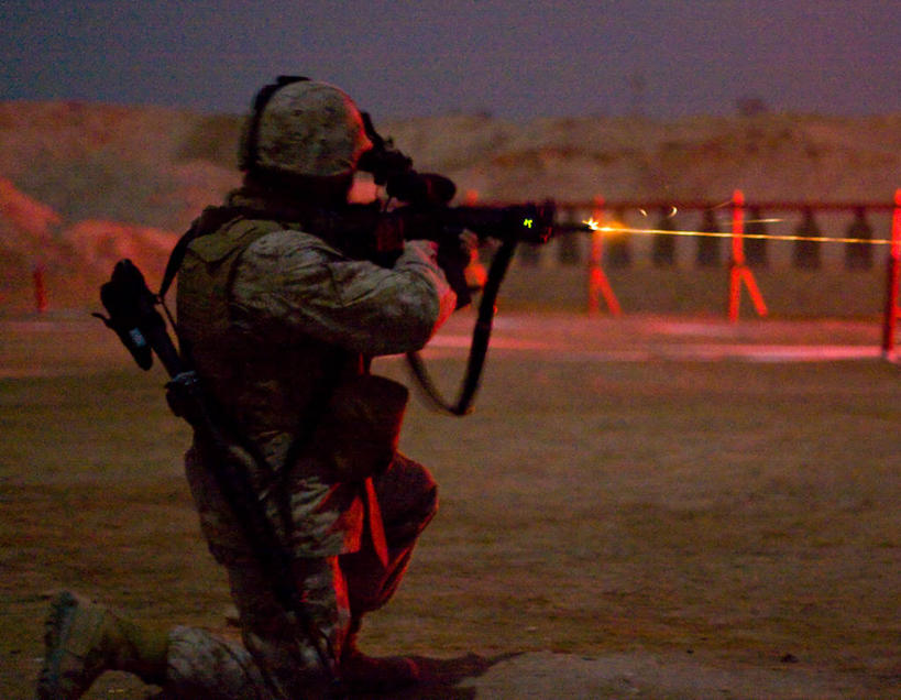 成年人,一个人,横图,室外,夜晚,工作服,制服,安全,激光,射击,伊拉克,仅一个男性,士兵,朦胧,模糊,军事,枪支,头盔,防护,武器,摄影,保护,准确,中东,练习,威胁,照明设备,瞄准,军服,保险,防护服,机关枪,军队,军训,机敏,保全,周全,安稳,安定,工作制服,平安,跪着,工作套服