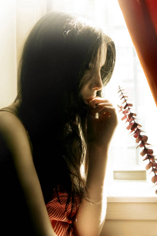 西方人,成年人,一个人,坐,竖图,室内,特写,白天,侧面,窗帘,日光,欧洲,美国,欧洲人,仅一个年轻女性,仅一个女性,仅一个人,咬,注视,休闲装,衣服,装饰物,观察,看,思考,个性,压力,吸,摄影,观看,咬着,察看,关注,问题,吮,年轻女性,女人,女性,白种人,年轻人,长发,半身,白色人种,高加索人种,欧罗巴人种