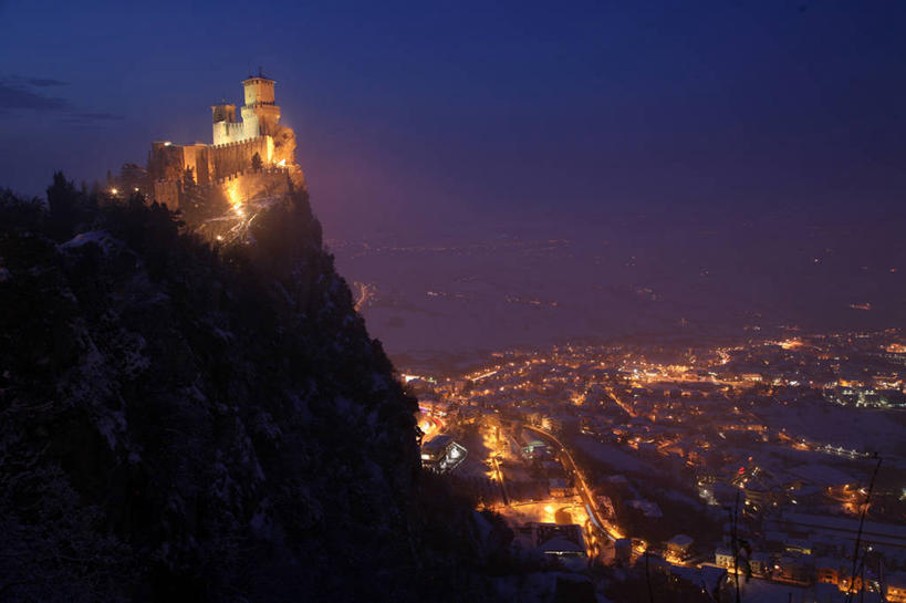 无人,横图,室外,夜晚,山,建筑,意大利,圣马力诺,悬崖,光亮,历史,天空,摄影,照亮,意大利文化,万里无云,旅行,过去