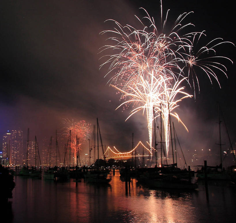 无人,横图,室外,夜晚,河流,建筑,船,澳大利亚,停靠,庆祝,反射,流水,桥,光亮,焰火,运输,摄影,照亮,停止,停泊,剪影,暂停,逆光,停滞,昆士兰州,澳大拉西亚,布里斯班,故事桥,旅行,驳船