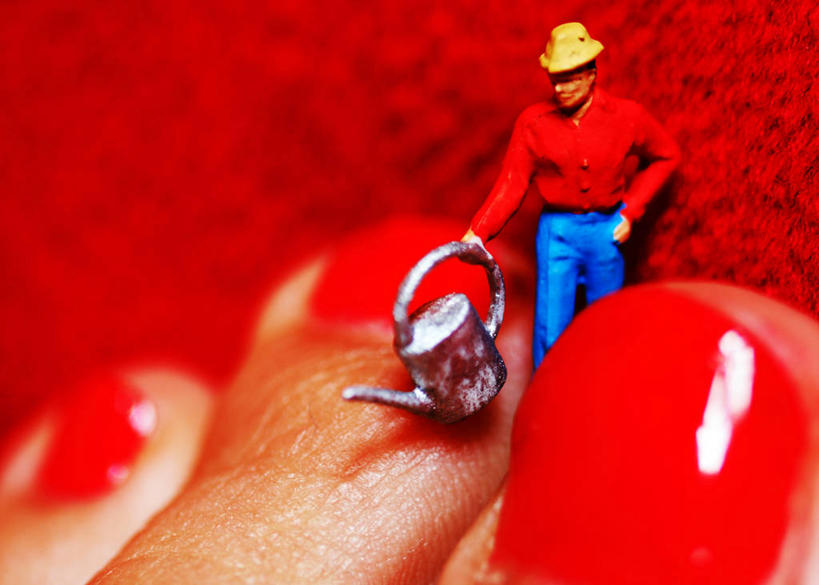 腿部,脚,脚趾,脚趾甲,腿,一个人,站,横图,俯视,室内,特写,美容,雕塑,意大利,倒,艺术,装饰,标志,雕刻,雕像,符号,喷壶,指甲油,拿着,标识,红色,工艺品,叉腰,人体,摄影,纪念,幽默,部分,美术,化妆用品,南欧,主题,陈列,伦巴第大区,米兰,功能,美学,性别符号,四肢,想法,脚指甲,高角度拍摄,影棚拍摄,男性符号,修脚