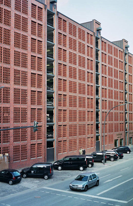 停车场,竖图,室外,白天,安全,建筑,路灯,指示牌,汽车,德国,标志,路标,文字,红绿灯,分界线,机动车,汉堡,信号灯,交通,方向,标识,箭头,警示,运输,摄影,指向,照明设备,提示,流通,中欧,交通信号灯,行人信号灯,簇,旅行