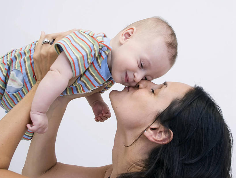 西方人,婴儿,儿童,成年人,中年人,脸,头,脸颊,头发,两个人,家庭,父母,母亲,女儿,微笑,横图,室内,白色背景,婴儿服装,纯洁,欧洲,美国,欧洲人,连接,拿着,肩膀,小孩,衣服,白色,黑色,温暖,温馨,一家人,可爱,童年,摄影,活泼,和睦,北美,北美洲,关爱,运送,加利福尼亚,宝宝,美洲,纯真,烂漫,无邪,北亚美利加洲,亚美利加洲,伶俐,天真,男性,女人,中年女性,白种人,孩子,头部,脸部,脸蛋,面部,闭着眼睛,亲吻,仰头,影棚拍摄,爱,美利坚合众国,融洽,连身衣