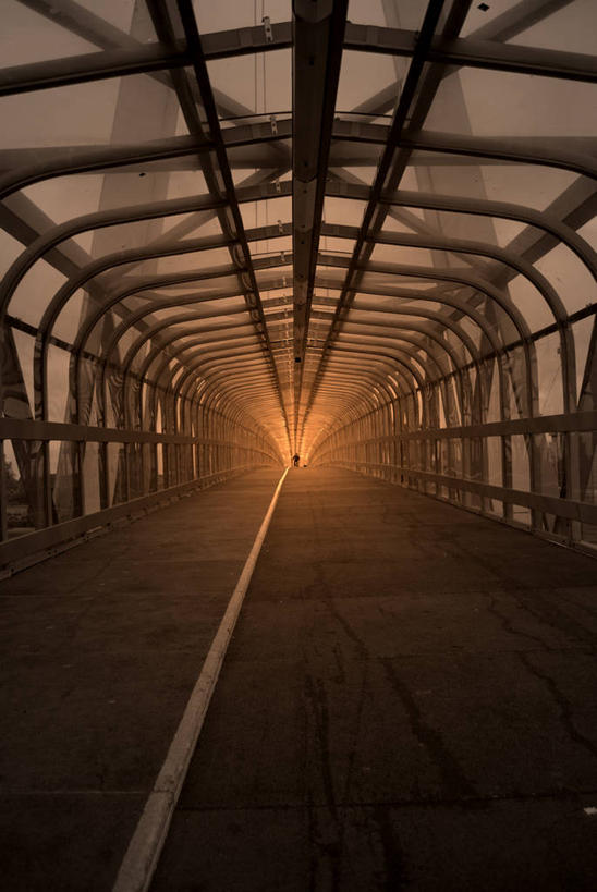 一个人,竖图,室内,白天,天花板,英国,欧洲,隧道,路标,桥,分界线,英格兰,黄昏,运输,摄影,西欧,北欧,大不列颠,大不列颠及北爱尔兰联合王国,大不列颠及爱尔兰联合王国,剑桥,剑桥郡,康桥,旅行,大不列颠王国,大英帝国,联合王国,日不落帝国,独处,苦尽甘来