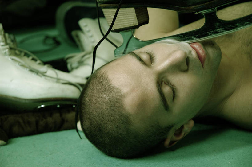 西方人,成年人,脸,头,脸颊,秃头,一个人,躺,横图,室内,特写,风险,花样滑冰,意大利,欧洲,欧洲人,仅一个男性,仅一个人,裸露,肩膀,仅一个年轻男性,摄影,锯子,南欧,裸,切断,伦巴第大区,米兰,手工具,危险,男人,男性,年轻男性,白种人,年轻人,头部,发型,光头,无发,脸部,脸蛋,面部,闭着眼睛,仰卧,冰旅馆