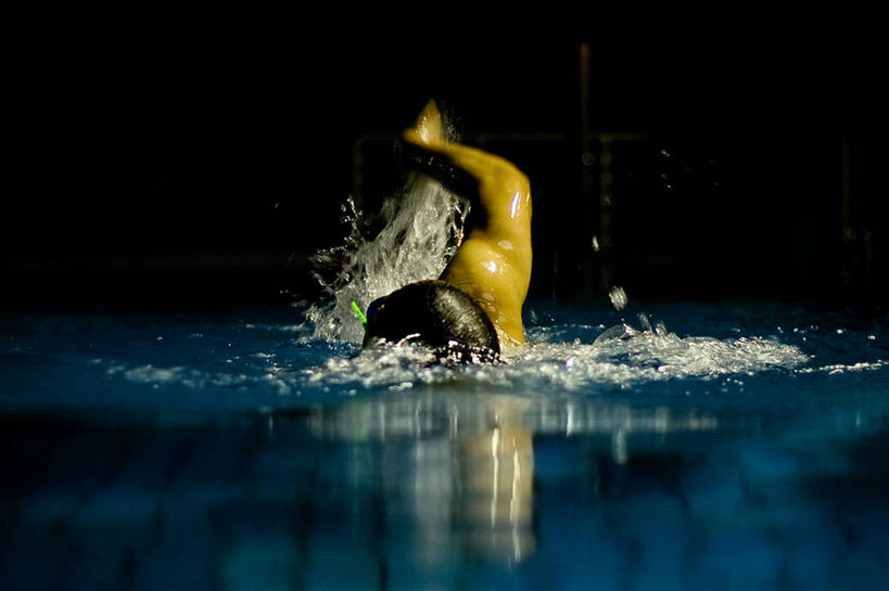 游泳,自由泳,成年人,脸,头,脸颊,一个人,体育馆,游泳池,运动场,横图,室内,锻炼,运动,水下,新加坡,仅一个男性,仅一个人,溅,反射,体育场,裸露,肩膀,仅一个年轻男性,力量,摄影,努力,裸,运动馆,泅水,拍浮,男人,男性,年轻男性,亚洲人,年轻人,头部,脸部,脸蛋,面部,爬泳