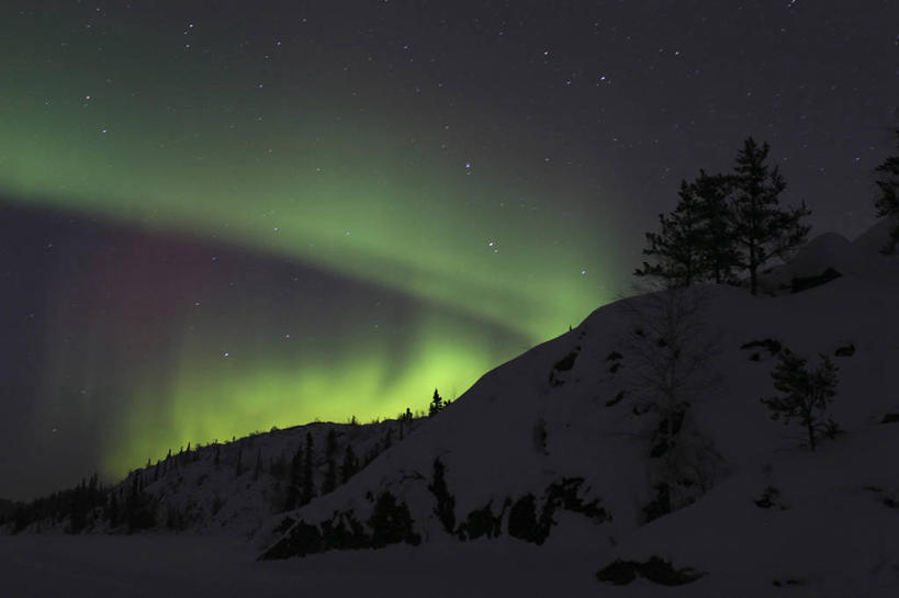无人,横图,室外,夜晚,旅游,度假,神秘,极光,美景,山,雪,雪山,加拿大,发光,太空,地形,景观,山顶,星星,冬天,光亮,娱乐,树,风景,天空,自然,享受,休闲,景色,放松,摄影,宁静,环境,自然风光,耶洛奈夫,北极光,旅行