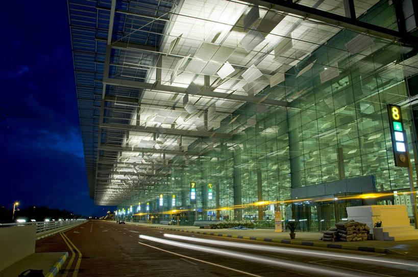 无人,机场,横图,室外,夜晚,运动模糊,长时间曝光,建筑,路,照明,新加坡,标志,灯,灯具,运输,摄影,车灯,照亮,照明设备,消息,前照灯,前大灯,车前灯,旅行,新加坡樟宜机场