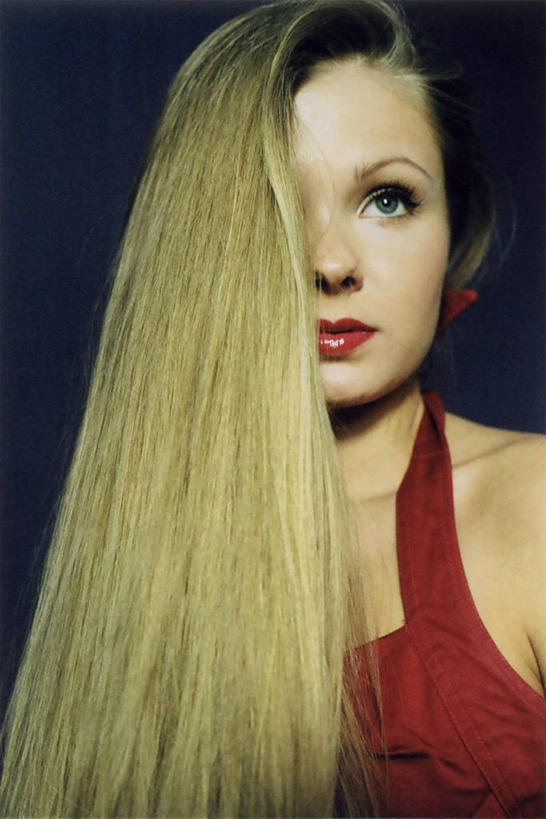 西方人,成年人,脸,头,脸颊,头发,一个人,竖图,室内,正面,欧洲,俄罗斯,欧洲人,仅一个年轻女性,仅一个女性,仅一个人,覆盖,黑色背景,休闲装,肩膀,衣服,黑色,看,思考,金色,摄影,圣彼得堡,年轻女性,女人,女性,白种人,年轻人,头部,长发,脸部,脸蛋,面部,影棚拍摄,俄罗斯人,白色人种,高加索人种,欧罗巴人种