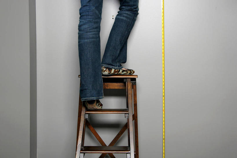 成年人,腿,一个人,站,横图,室内,装修,加拿大,仅一个女性,准备,裤子,梯子,墙,牛仔裤,休闲装,背面,衣服,卷尺,人体,摄影,准确,人字梯,四肢,卡尔加里,亚伯达