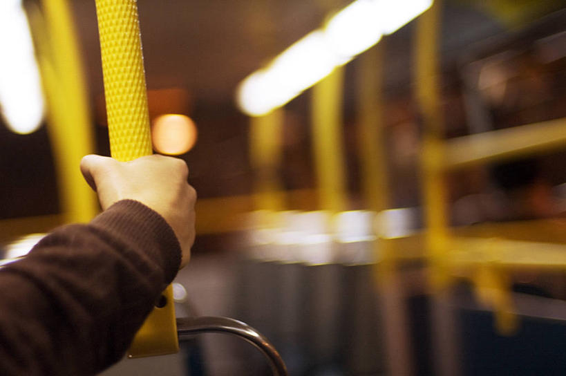 手,一个人,横图,室内,特写,英国,欧洲,伦敦,巴士,首都,拿着,运输,人体,摄影,部分,西欧,北欧,大不列颠,大不列颠及北爱尔兰联合王国,大不列颠及爱尔兰联合王国,雾都,旅行,大不列颠王国,大英帝国,联合王国,日不落帝国