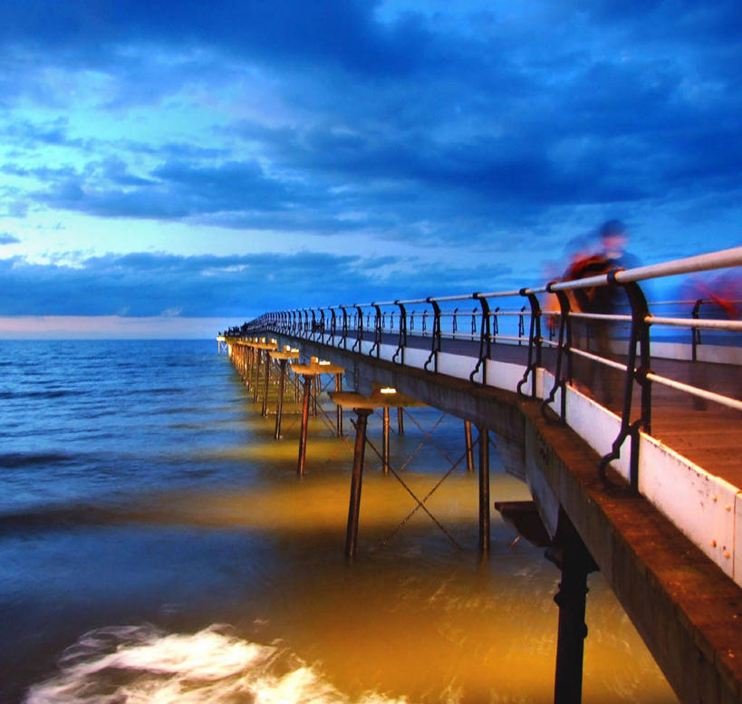 三个人,栏杆,码头,横图,室外,运动模糊,长时间曝光,海洋,美景,水,英国,朦胧,模糊,地平线,景观,水平线,云,天空,自然,黄昏,景色,摄影,宁静,自然风光,北欧,约克郡,北约克郡,克里夫兰,步行,旅行