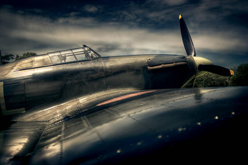 无人,横图,室外,竞争,多云,飞机,英国,对抗,并排,冲突,军事,反射,机翼,半空,航空,飞,天空,黄昏,交通工具,武器,战争,运输,摄影,空军,品牌,迅速,战斗机,准确,第二次世界大战,对立,矛盾,载具,北欧,轰炸机,军用机,军用战斗机,攻击机,座舱,敌对,挫败,斗争,抗拒,抗衡,技能,挨着,霍克,飓风战斗机