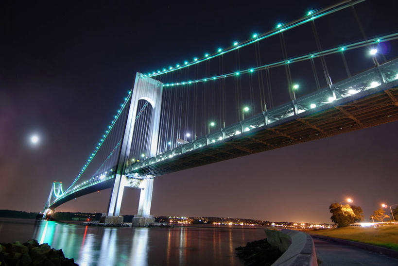 无人,横图,室外,夜晚,仰视,河流,城市,建筑,纽约,美国,反射,桥,光亮,联系,地标建筑,运输,摄影,吊桥,照亮,纽约州,布鲁克林,低角度拍摄,旅行,维拉扎诺桥,东河