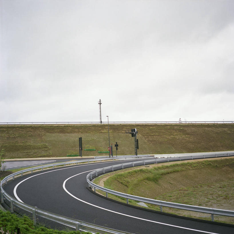 无人,竖图,室外,白天,路,公路,叶子,日本,形状,日本文化,弯曲,标志,路标,云,分界线,路口,天空,自然,运输,摄影,环境,交通标志,东亚,旅行,防撞护栏