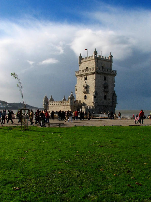 站,竖图,室外,白天,海洋,山,水,建筑,葡萄牙,云,塔,休闲装,历史,里斯本,草,衣服,天空,地标建筑,摄影,伊比利亚半岛,贝伦,步行,旅行,多义词