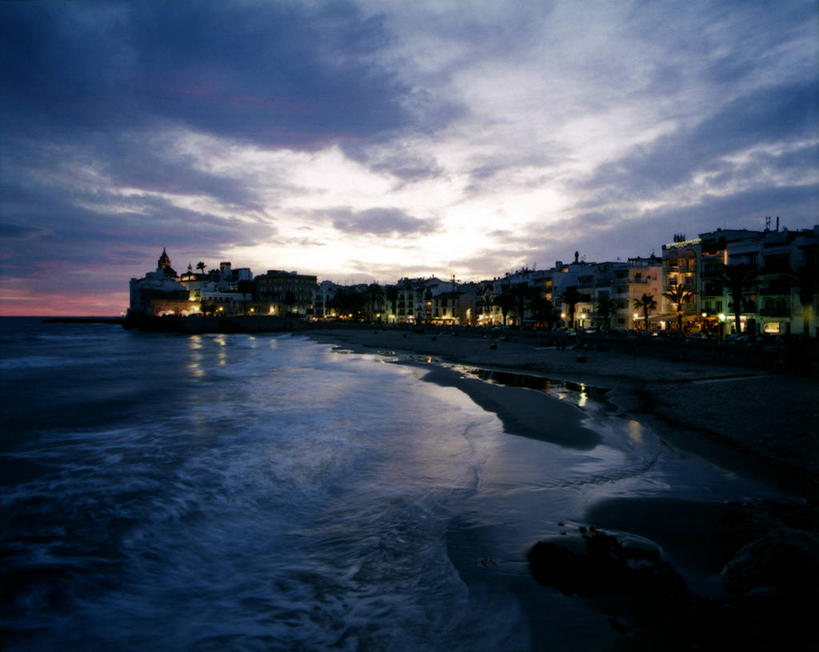 无人,横图,室外,海洋,水,建筑,西班牙,巴塞罗那,反射,海岸线,云,光亮,天空,黄昏,摄影,宁静,照亮,伊比利亚半岛,海滩,旅行,锡切斯,巴塞罗那省