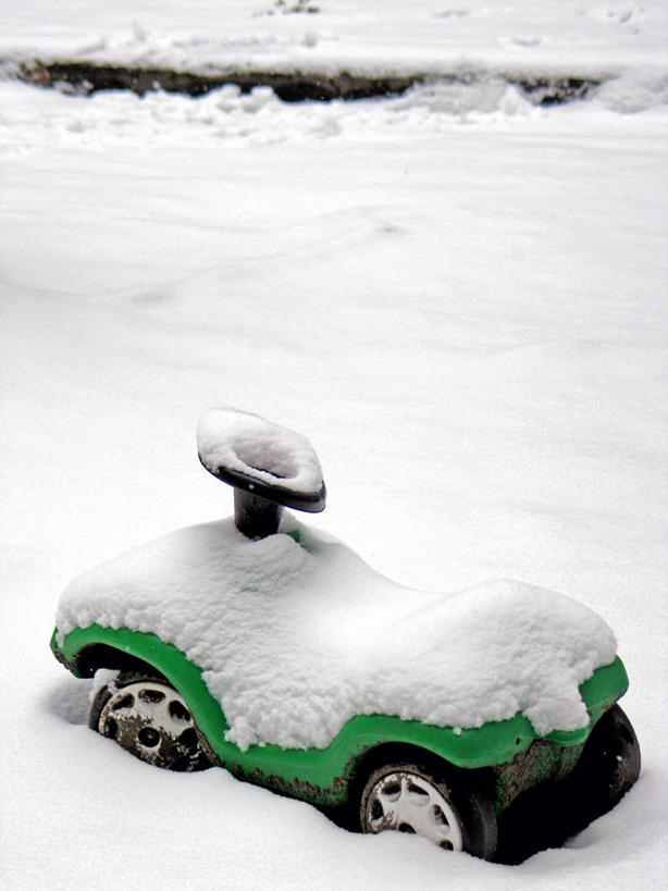 无人,竖图,室外,白天,游戏,雪,玩具,德国,首都,玩,娱乐,柏林,车,绿色,交通工具,休闲,寒冷,童年,益智,摄影,活动,宁静,发泄,消遣,智力,载具,中欧,宣泄,玩具车,玩耍,嬉戏