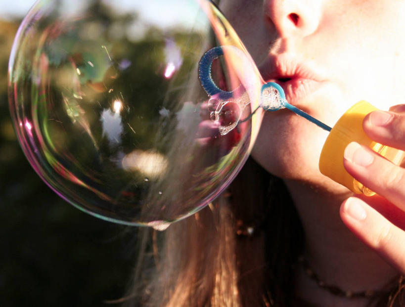 儿童,头发,一个人,横图,室外,白天,自由,纯洁,玩具,德国,仅一个女性,仅一个人,反射,拿着,吹泡泡,吹气,小孩,泡泡,仅一个小孩,金色,可爱,乐趣,童年,童趣,摄影,享乐,童真,烂漫,无邪,中欧,乌尔姆,无忧无虑,天真,女孩,女人,女性,孩子,休闲活动,女生