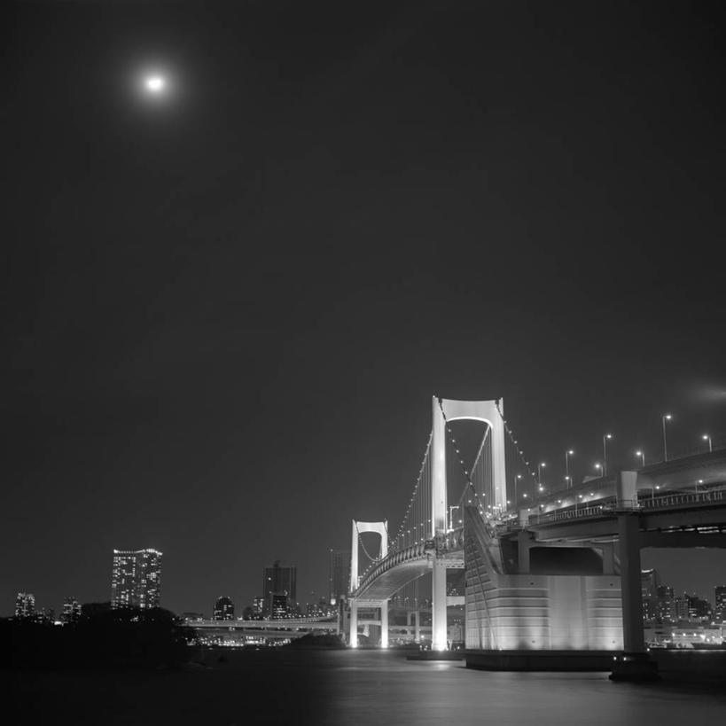 无人,方图,黑白,室外,夜晚,湖,城市,建筑,东京,日本,日本文化,反射,月亮,桥,光亮,月光,关东地区,首都,联系,现代,天空,地标建筑,运输,摄影,吊桥,宁静,照亮,东亚,台场,旅行,东京彩虹桥