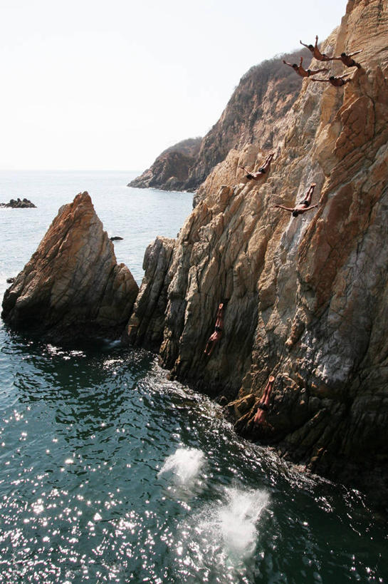 跳水,游泳,举,竖图,俯视,室外,白天,兴奋,风险,海洋,美景,水,墨西哥,溅,地平线,景观,水平线,悬崖,半空,极限运动,裸露,天空,自然,托,景色,乐趣,摄影,宁静,环境,优美,享乐,敏捷,拉丁美洲,岩层,自然风光,裸,万里无云,勇气,阿卡普尔科,格雷罗,技能,危险,岩石,举起,举手,举着,向上举,向上伸,向上托,高角度拍摄,旅行