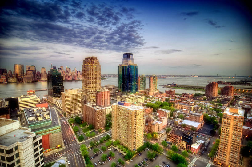 无人,横图,俯视,室外,白天,度假,河流,美景,天际线,城市风光,城市,建筑,摩天大楼,自由女神像,美国,景观,流水,云,娱乐,自由岛,风景,天空,黄昏,地标建筑,享受,休闲,办公大楼,景色,放松,摄影,布鲁克林,泽西城,高角度拍摄,旅行,维拉扎诺桥