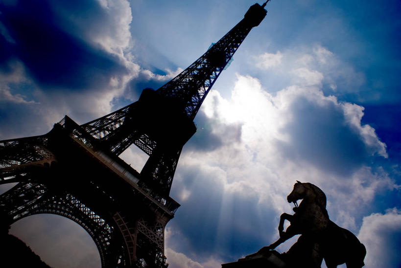无人,横图,室外,白天,仰视,建筑,马,雕塑,法国,巴黎,艾菲尔铁塔,金属,雕像,云,塔,历史,天空,地标建筑,摄影,剪影,逆光,法国文化,欧洲文化,中欧,法兰西岛大区,低角度拍摄,旅行
