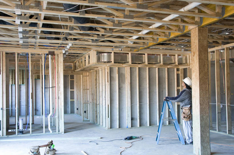 西方人,成年人,中年人,一个人,建筑工人,站,横图,室内,室外,白天,侧面,工作服,制服,安全,建筑业,建筑,欧洲,美国,欧洲人,仅一个男性,仅一个人,仅一个中年男性,工具,梯子,头盔,防护,拿着,休闲装,工人,衣服,安全帽,建筑工地,看,靠,靠着,向上看,思考,摄影,保护,北美,北美洲,美洲,保险,防护服,发展,北卡罗来纳州,北亚美利加洲,亚美利加洲,保全,周全,安稳,安定,北卡罗来纳,焦油脚根之州,黑油鞋根之州,老北州,夏洛特,工作制服,进展,平安,男人,男性,中年男性,白种人,员工,工作套服,美利坚合众国,匠人,劳动者,体力工