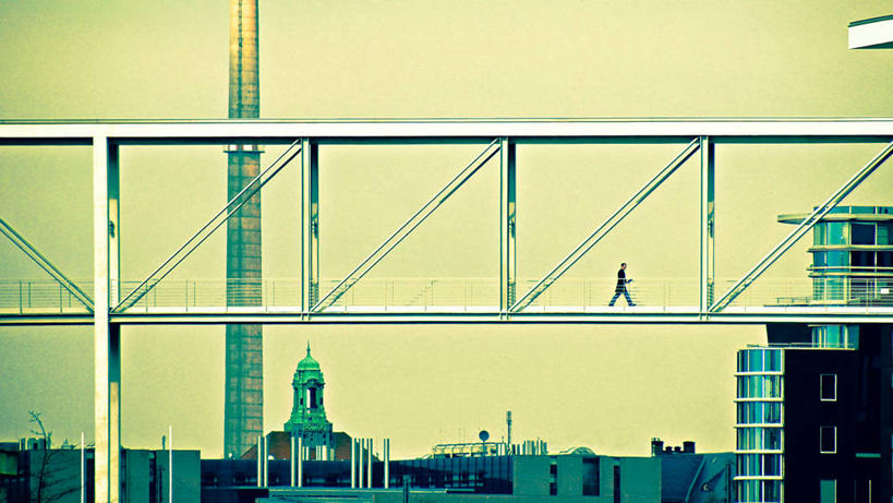 成年人,一个人,横图,室外,白天,侧面,建筑,德国,仅一个男性,工作,首都,柏林,天空,摄影,忙碌,中欧,万里无云,空中走廊,步行,旅行