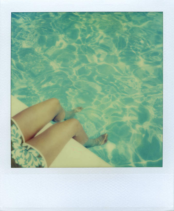 成年人,腿,一个人,体育馆,游泳池,运动场,坐,竖图,俯视,室外,白天,意大利,仅一个女性,波纹,花纹,体育场,放松,人体,摄影,品牌,南欧,运动馆,四肢,式样,高角度拍摄,宝丽莱