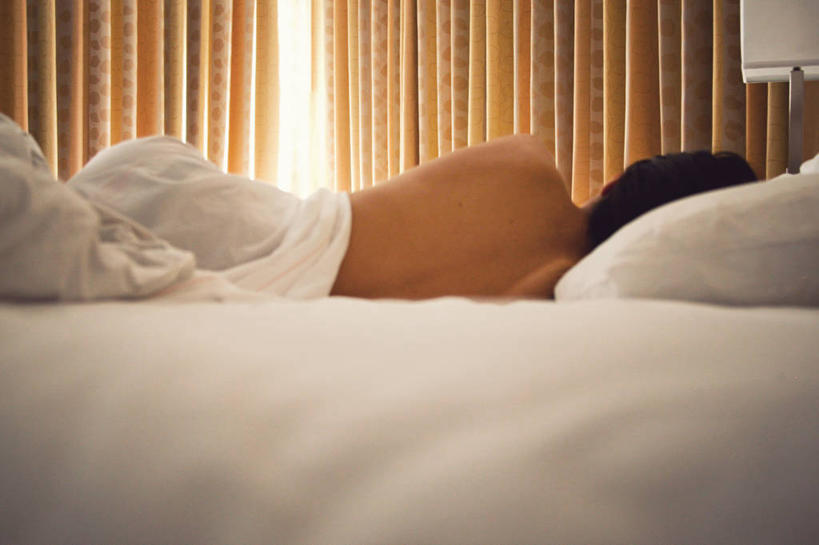 成年人,一个人,躺,横图,室内,白天,窗帘,床,家具,酒店,日光,美国,仅一个女性,毯子,床上用品,背面,衣服,装饰物,枕头,休息,放松,摄影,侧卧,早晨,费城,宾夕法尼亚,睡觉,半身