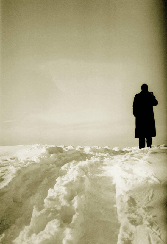 成年人,一个人,站,竖图,室外,白天,雪,德国,仅一个男性,冬天,背面,衣服,寒冷,摄影,近景,中欧,独处