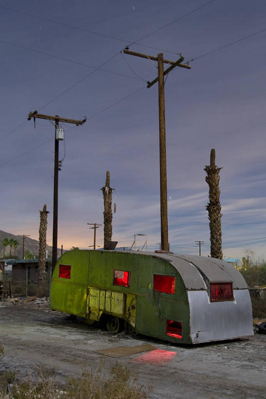 无人,竖图,室外,度假,棕榈树,美国,光亮,车,黄昏,交通工具,运输,摄影,照亮,停止,便利,北美,北美洲,加利福尼亚,载具,美洲,露营,野营,暂停,房车,停滞,宿营,北亚美利加洲,亚美利加洲,露营车,旅行,美利坚合众国,输电塔,拖挂式房车