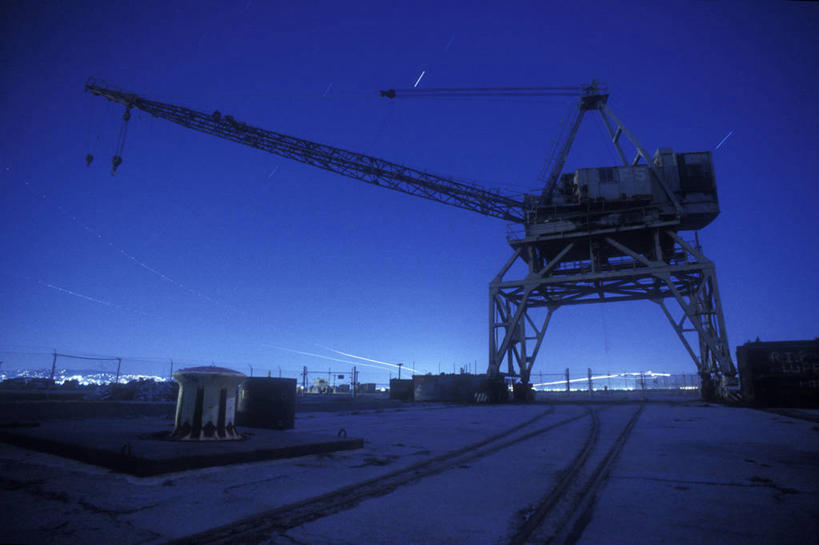 无人,码头,横图,室外,夜晚,仰视,建筑业,技术,港口,建筑,路,美国,废弃,铁,金属,鹤,鸟类,捕食,痕迹,设备,施工,天空,建筑工地,交通工具,虚构,机械,起重机,发射台,工业,摄影,能源,报废,环境,废物,工程,北美,北美洲,加利福尼亚,载具,美洲,丢弃,装货,放弃,抛弃,旧金山,万里无云,北亚美利加洲,亚美利加洲,工作车,施工车,进展,摈弃,巨人,低角度拍摄,旅行,摆渡口,埠头,渡口,渡头,港湾,海港,货运码头,口岸,商港,屏弃,美利坚合众国,摈斥,摒除,轮胎印,干船坞