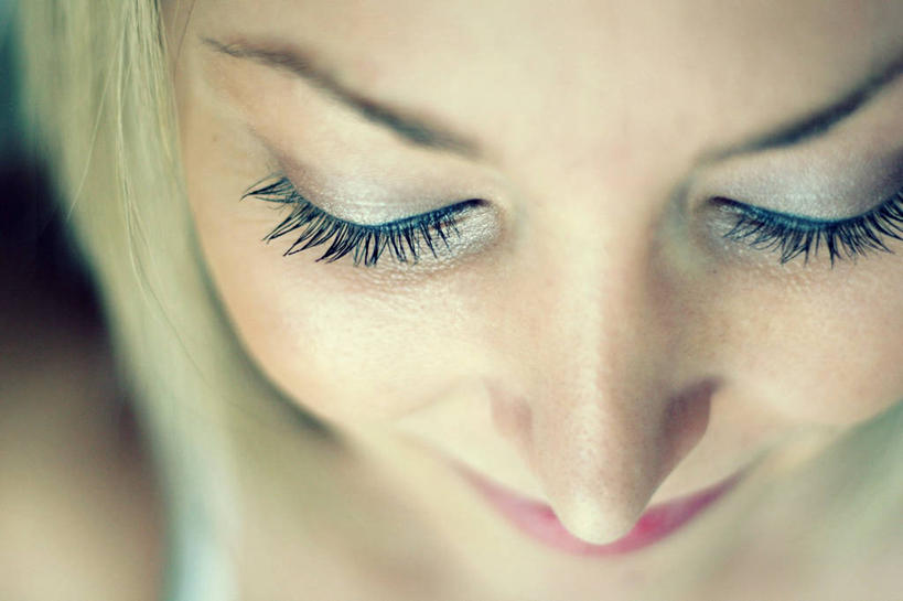 西方人,成年人,脸,头,眼睛,脸颊,睫毛,头发,一个人,微笑,横图,俯视,特写,幸福,信心,欧洲,美国,欧洲人,瞳孔,仅一个年轻女性,仅一个女性,仅一个人,肩膀,衣服,思考,金色,人体,眼部,摄影,亚利桑那,年轻女性,女人,女性,白种人,年轻人,头部,脸部,脸蛋,面部,眼,闭着眼睛,高角度拍摄,菲尼克斯市